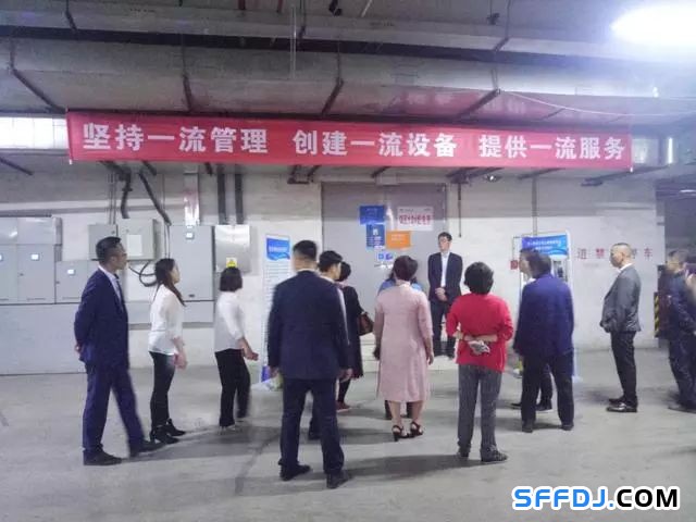 花果園物業(yè)開展"設(shè)備機房開放日"活動： 業(yè)主走進"機房重地"