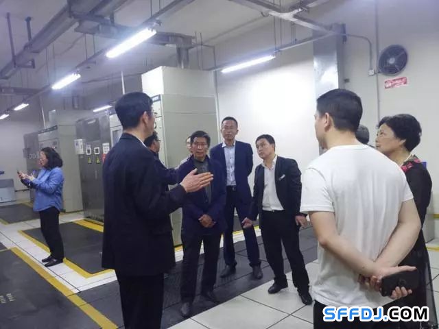 花果園物業(yè)開展"設(shè)備機房開放日"活動： 業(yè)主走進"機房重地"