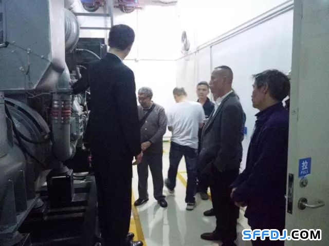 花果園物業(yè)開展"設(shè)備機房開放日"活動： 業(yè)主走進"機房重地"