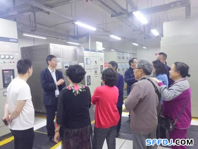 花果園物業(yè)開展"設(shè)備機房開放日"活動： 業(yè)主走進"機房重地"