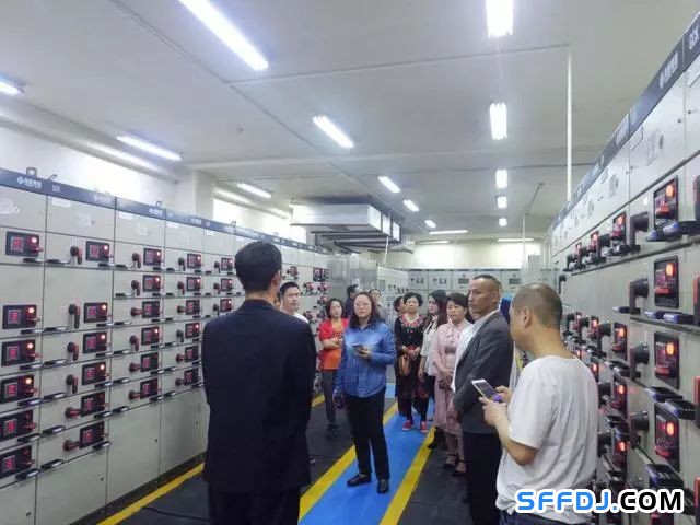 花果園物業(yè)開展"設(shè)備機房開放日"活動： 業(yè)主走進"機房重地"